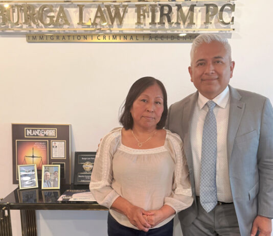 ICE detuvo a Minerva Terrones y su hijo se suicidó: "Por culpa de ellos, no está aquí" Minerva Terrones Domínguez donde aparece junto a su abogado, Arturo Burga