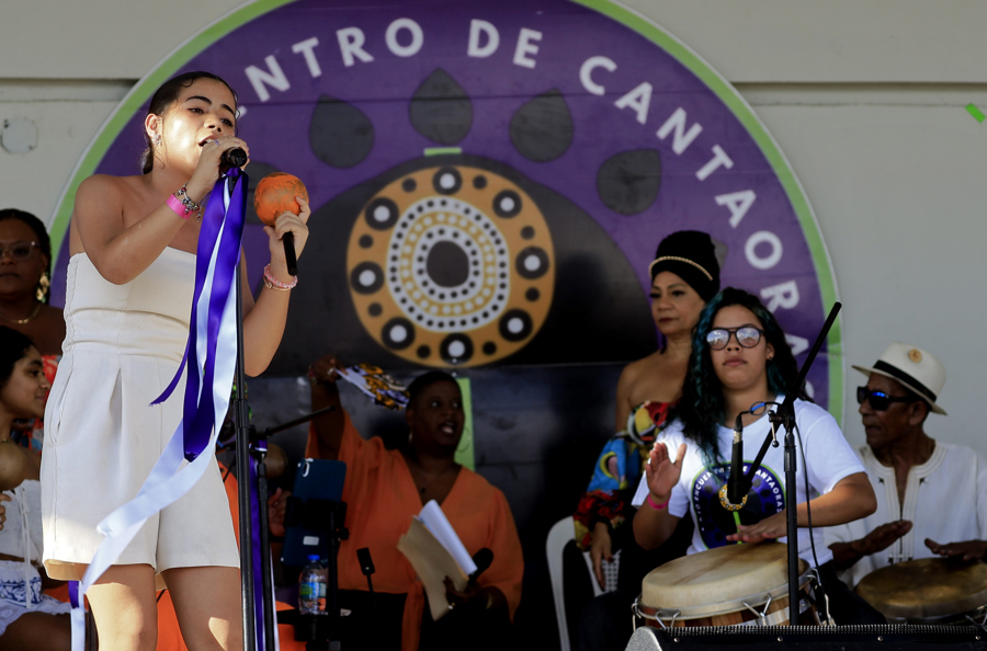 Milenys Colon canta durante el sexto encuentro de cantaoras de la bomba este domingo, en Loíza