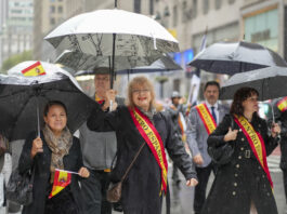 La lluvia no apaga la fiesta de la Hispanidad en Nueva York Mujeres participan en el Desfile de la Hispanidad este domingo en Nueva York