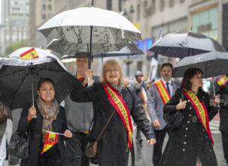 La lluvia no apaga la fiesta de la Hispanidad en Nueva York Mujeres participan en el Desfile de la Hispanidad este domingo en Nueva York