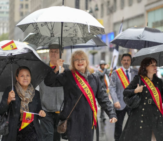 La lluvia no apaga la fiesta de la Hispanidad en Nueva York Mujeres participan en el Desfile de la Hispanidad este domingo en Nueva York