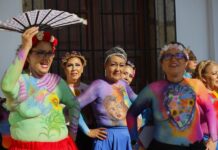 Sobrevivientes de cáncer de mama muestran sus cicatrices con body paint en Oeste de México