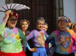 Sobrevivientes de cáncer de mama muestran sus cicatrices con body paint en oeste de México Sobrevivientes de cáncer de mama muestran sus cicatrices con body paint en Oeste de México