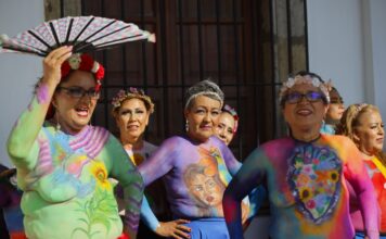 Sobrevivientes de cáncer de mama muestran sus cicatrices con body paint en oeste de México Sobrevivientes de cáncer de mama muestran sus cicatrices con body paint en Oeste de México