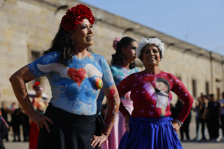 Sobrevivientes de c&aacute;ncer de mama muestran sus cicatrices con body paint en Oeste de M&eacute;xico