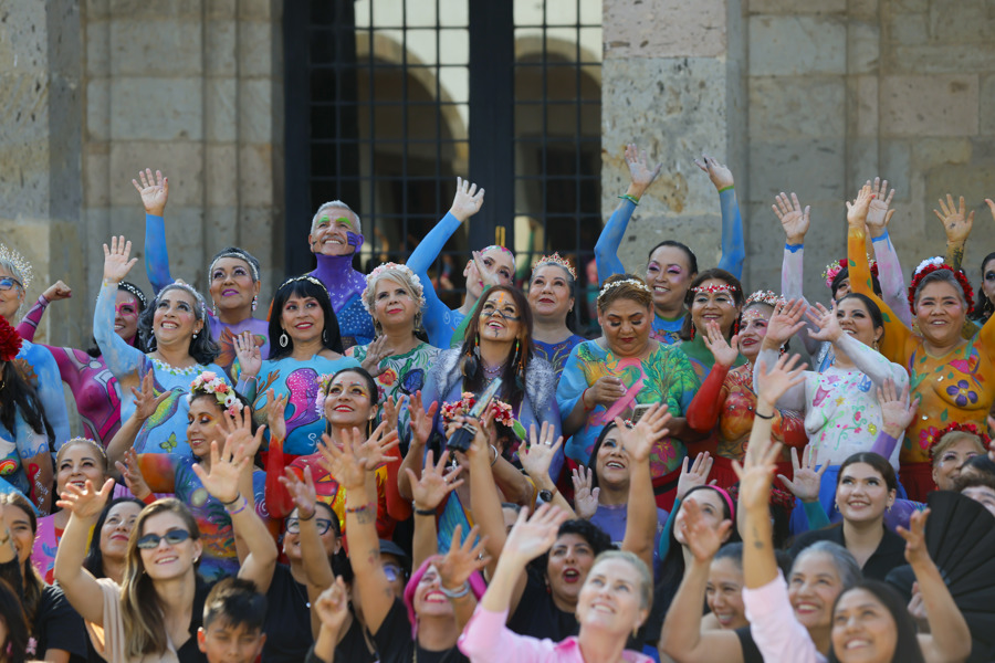 Sobrevivientes de c&aacute;ncer de mama muestran sus cicatrices con body paint en Oeste de M&eacute;xico
