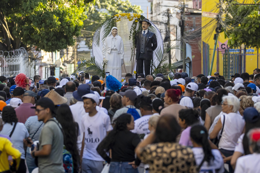 Venezolanos conmemoran la canonizaci&oacute;n de Jos&eacute; Gregorio Hern&aacute;ndez y Carmen Rendiles