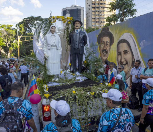Venezolanos conmemoran la canonización de José Gregorio Hernández y Carmen Rendiles Venezolanos conmemoran la canonización de José Gregorio Hernández y Carmen Rendiles