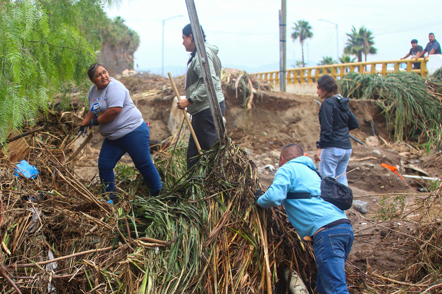 Personas realizan labores de b&uacute;squeda de damnificados por las fuertes lluvias tras el hurac&aacute;n Rachel,