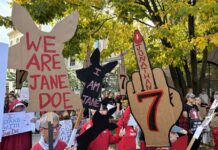 Una ola roja clama contra la violación en Cornell y exige la dimisión de su directiva Una ola roja clama contra el caso de violación grupal en Cornell y exige la dimisión de su directiva