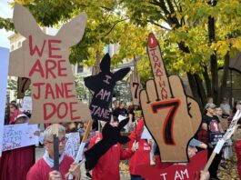 Una ola roja clama contra la violación en Cornell y exige la dimisión de su directiva Una ola roja clama contra el caso de violación grupal en Cornell y exige la dimisión de su directiva