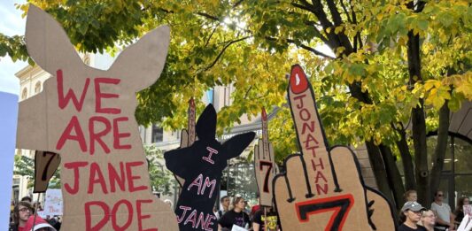 Una ola roja clama contra el caso de violación grupal en Cornell y exige la dimisión de su directiva