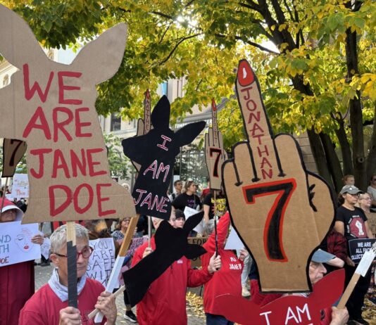 Una ola roja clama contra la violación en Cornell y exige la dimisión de su directiva Una ola roja clama contra el caso de violación grupal en Cornell y exige la dimisión de su directiva