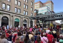 Una ola roja clama contra el caso de violación grupal en Cornell y exige la dimisión de su directiva