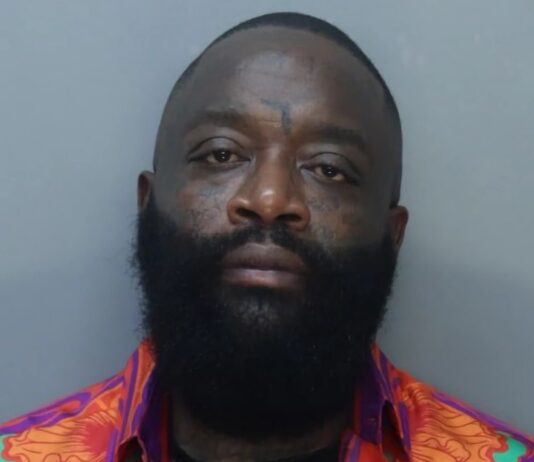 Detienen al rapero estadounidense Rick Ross acusado de agredir a su pareja en Miami Beach Detienen al rapero estadounidense Rick Ross acusado de agredir a su pareja en EE.UU.