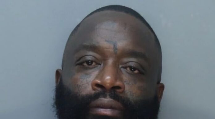 Detienen al rapero estadounidense Rick Ross acusado de agredir a su pareja en Miami Beach Detienen al rapero estadounidense Rick Ross acusado de agredir a su pareja en EE.UU.
