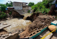 Simón cambia de trayectoria y permanecerá más tiempo frente a costas del Pacífico mexicano El oeste de México en alerta por el huracán Simón, entre suspensiones y evacuaciones
