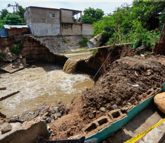 Simón cambia de trayectoria y permanecerá más tiempo frente a costas del Pacífico mexicano El oeste de México en alerta por el huracán Simón, entre suspensiones y evacuaciones