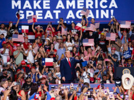 Manifestantes interrumpen a Trump dos veces durante un mitin en Texas