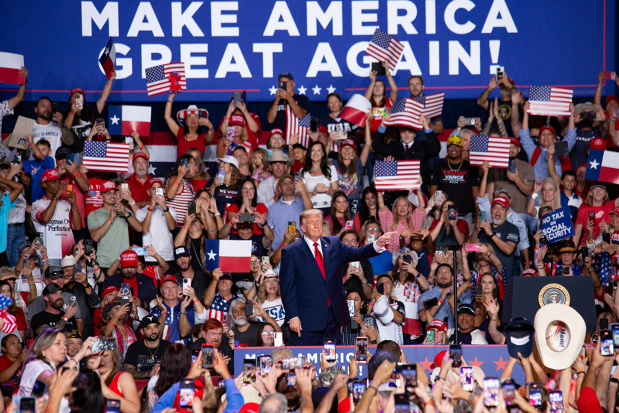 Manifestantes interrumpen a Trump dos veces durante un mitin en Texas