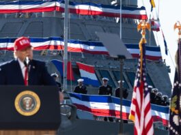 Trump desata críticas por decir que Irán puede "destruir" Los Ángeles o San Diego US President Donald Trump delivers remarks at Anduril Industries