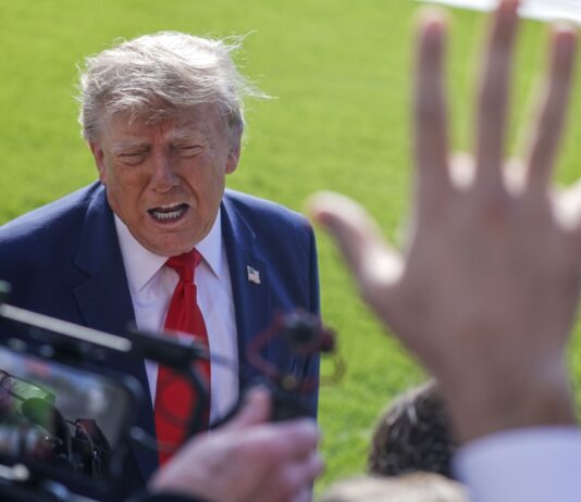 Trump presume de sus medidas económicas para intentar dar la vuelta a los malos sondeos Trump