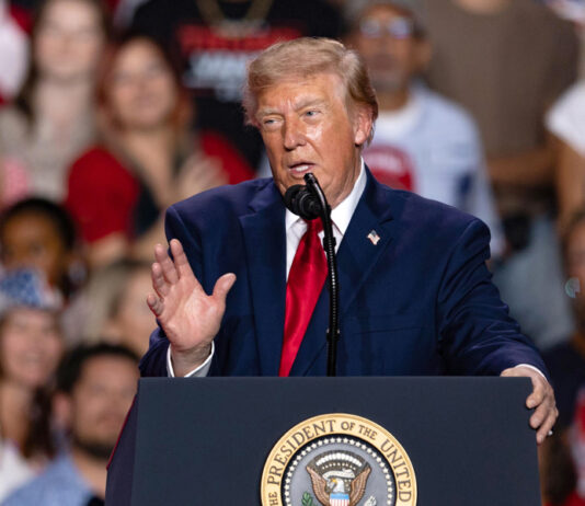 Trump tilda de "enemigo" a quien diga 'inteligencia artificial' y no 'superinteligencia' Trump