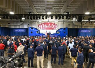 Trump hace campaña en estados republicanos para animar a sus bases a votar US President Donald J. Trump delivers remarks at Ken Paxton rally