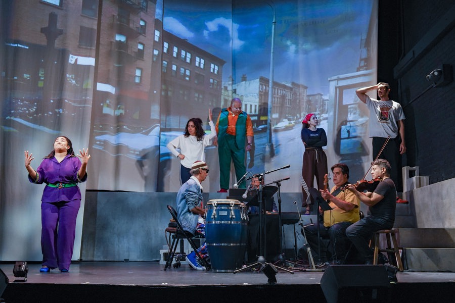 El teatro puertorriqueño de Nueva York recupera 'The Beep', una obra sobre la identidad Un grupo de actores de PregonesTeatro Rodante Puertorriqueño (PRTT, por sus siglas en inglés) participan en un ensayo de la obra 'The Beep'