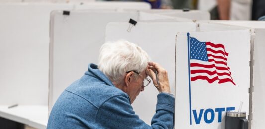 El 54 % de los latinos votará demócrata y solo un tercio apoya a Trump, según sondeo Votaciones