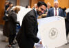 Mamdani vota de manera anticipada en Nueva York para las elecciones de medio mandato Zhoram Mamdani votando este sábado, en la primera jornada de voto anticipado presencial