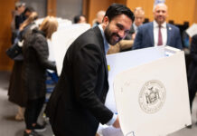 Zhoram Mamdani votando este sábado, en la primera jornada de voto anticipado presencial