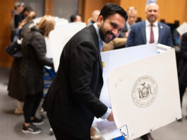 Mamdani vota de manera anticipada en Nueva York para las elecciones de medio mandato Zhoram Mamdani votando este sábado, en la primera jornada de voto anticipado presencial