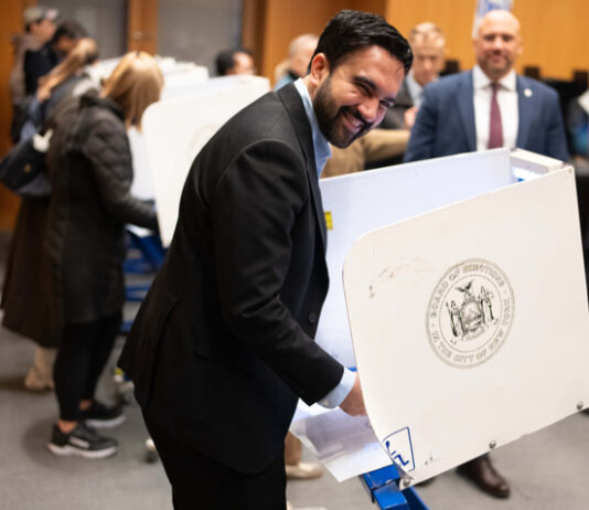 Mamdani vota de manera anticipada en Nueva York para las elecciones de medio mandato Zhoram Mamdani votando este sábado, en la primera jornada de voto anticipado presencial