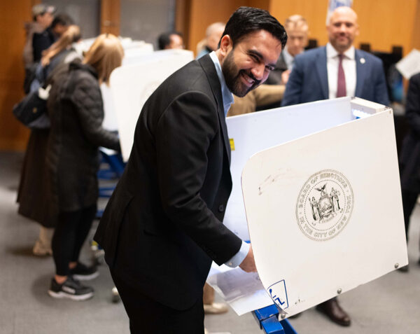 Mamdani vota de manera anticipada en Nueva York para las elecciones de medio mandato Zhoram Mamdani votando este sábado, en la primera jornada de voto anticipado presencial