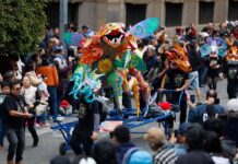Alebrijes gigantes desfilan y llenan de fantasía y color las calles de Ciudad de México