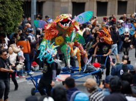 Alebrijes gigantes desfilan y llenan de fantasía y color las calles de Ciudad de México Alebrijes gigantes desfilan y llenan de fantasía y color las calles de Ciudad de México