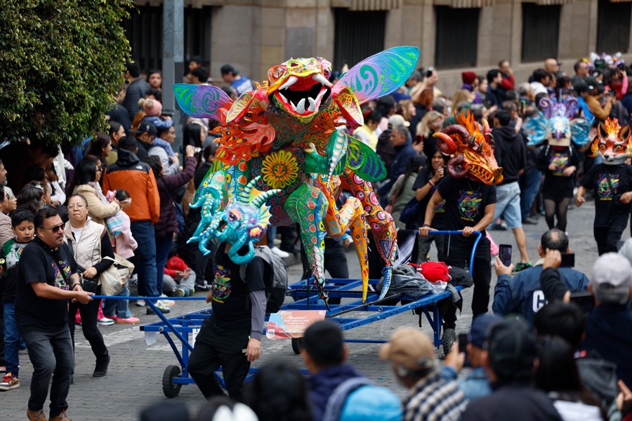 Alebrijes gigantes desfilan y llenan de fantasía y color las calles de Ciudad de México Alebrijes gigantes desfilan y llenan de fantasía y color las calles de Ciudad de México