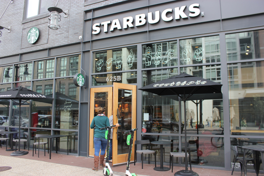 Starbucks acelera sus planes de reestructuración pese a la recuperación de las ventas