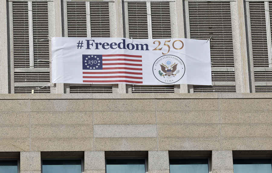 cartel con un mensaje en el que se lee la palabra 'libertad' en la fachada de la embajada de Estados Unidos