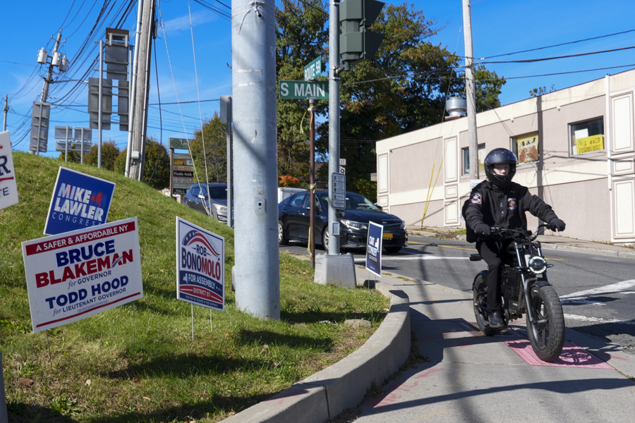 carteles con publicidad electoral en la calle Main Street de Spring Valley