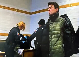 La Fiscalía divulga el vídeo del arresto de Luigi Mangione en un McDonald's de Pensilvania La fiscalía divulga el vídeo del arresto de Luigi Mangione en un McDonald's de Pensilvania