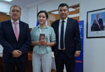 Consulados chilenos en Venezuela reanudan atención en medio de normalización de relaciones director general de Asuntos Consulares, Inmigración y de Chilenos en el Exterior, Hernán Núñez (i); la ciudadana chilena Belén Torres (c), y el cónsul general de Chile en Venezuela, Felipe Orellana
