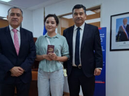 Consulados chilenos en Venezuela reanudan atención en medio de normalización de relaciones director general de Asuntos Consulares, Inmigración y de Chilenos en el Exterior, Hernán Núñez (i); la ciudadana chilena Belén Torres (c), y el cónsul general de Chile en Venezuela, Felipe Orellana