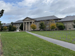 Una jueza permite a la denunciante de violación grupal en Cornell mantener anonimato El claustro de Cornell debate oponerse a la directiva por su gestión del caso de violación