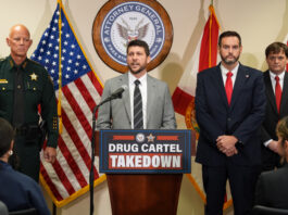 Arrestan en Florida a diez presuntos miembros del Cartel de Sinaloa por narcotráfico fiscal general, James Uthmeier (c), hablando durante una rueda de prens