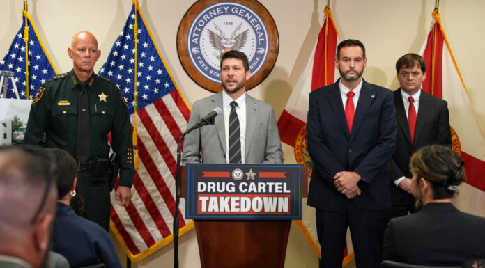Arrestan en Florida a diez presuntos miembros del Cartel de Sinaloa por narcotráfico fiscal general, James Uthmeier (c), hablando durante una rueda de prens
