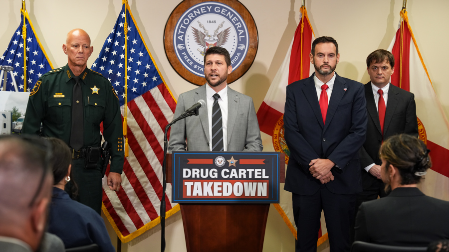Arrestan en Florida a diez presuntos miembros del Cartel de Sinaloa por narcotráfico fiscal general, James Uthmeier (c), hablando durante una rueda de prens