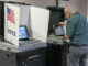 integrante de las mesas electorales alistando equipos de tecnología para las votaciones en Fairfax