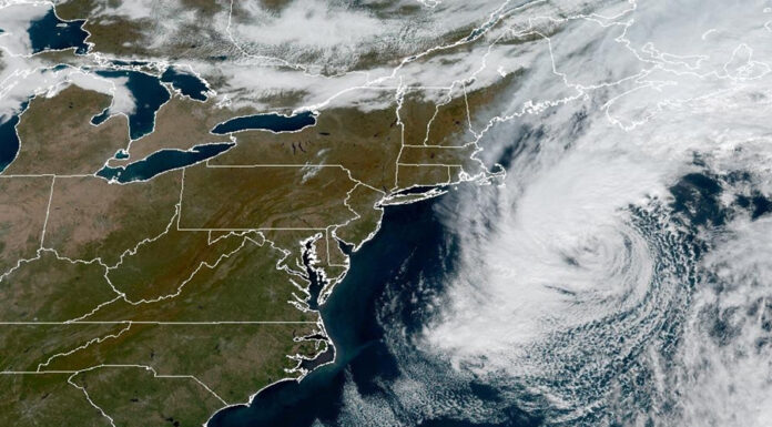 La tormenta Josephine afecta las costas de EE.UU. y Canadá aunque se aleja de tierra